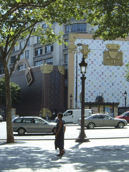 Vitrine en travaux de Louis Vuitton