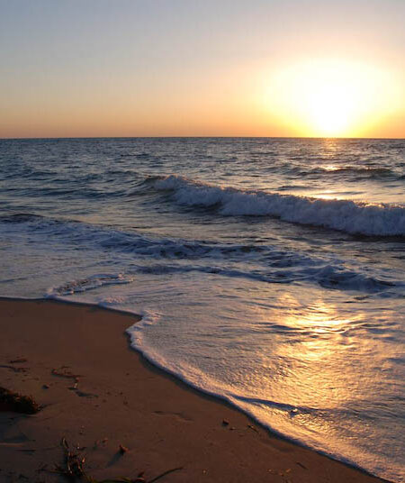 Le soleil couchant et la mer