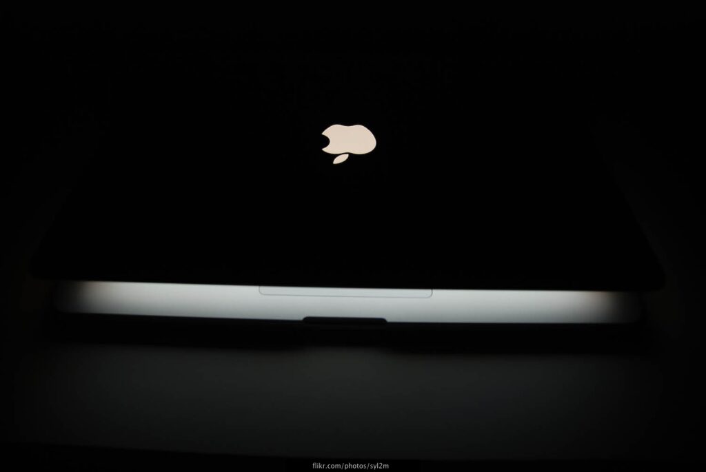 Macbook Pro logo dans le noir