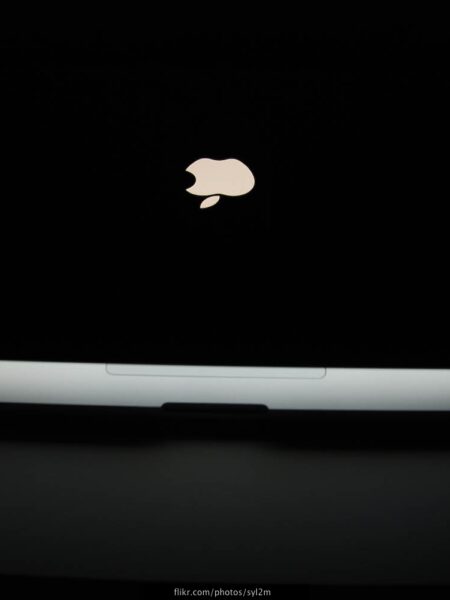 Macbook Pro logo dans le noir