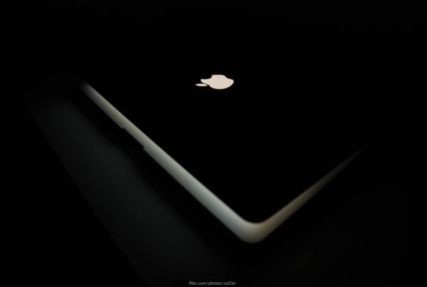 Macbook Pro logo dans le noir