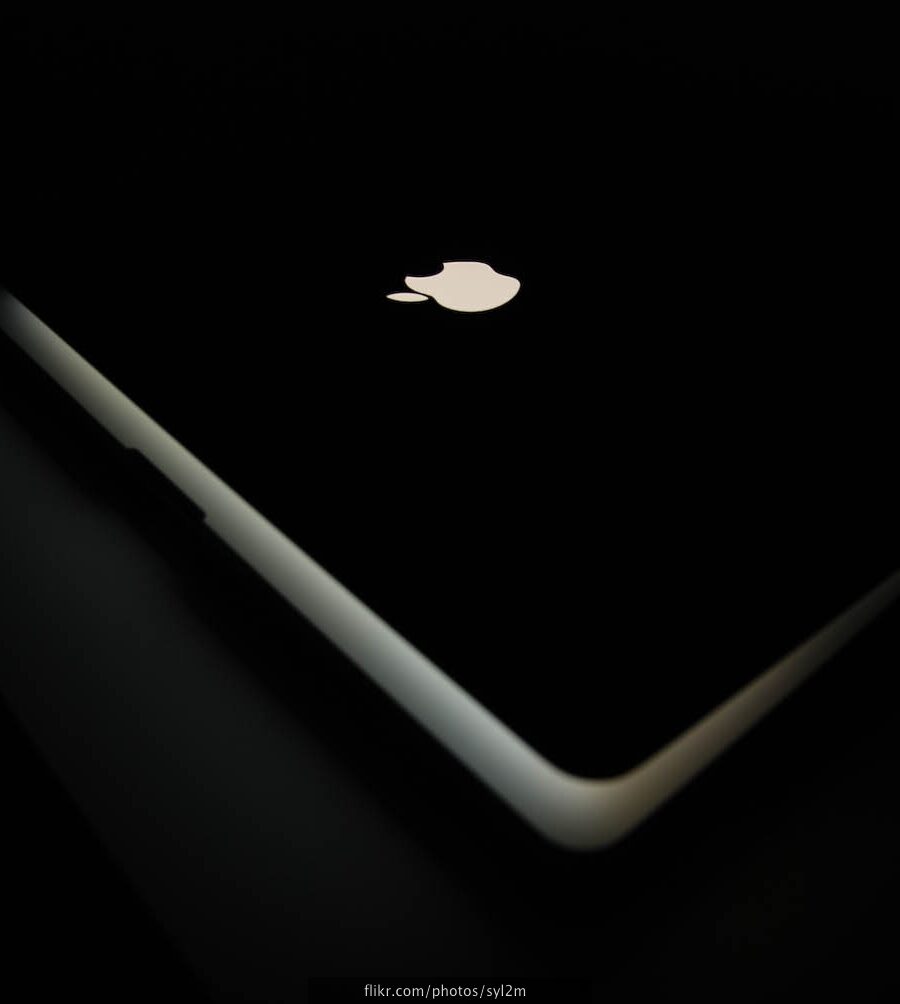 Macbook Pro logo dans le noir