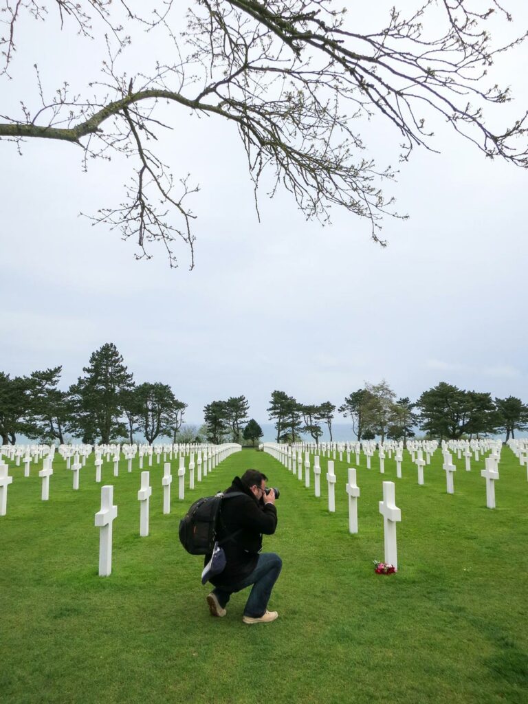 Le photographe rendant hommage en capturant une image dans le cimetière américain de Colleville-sur-Mer
