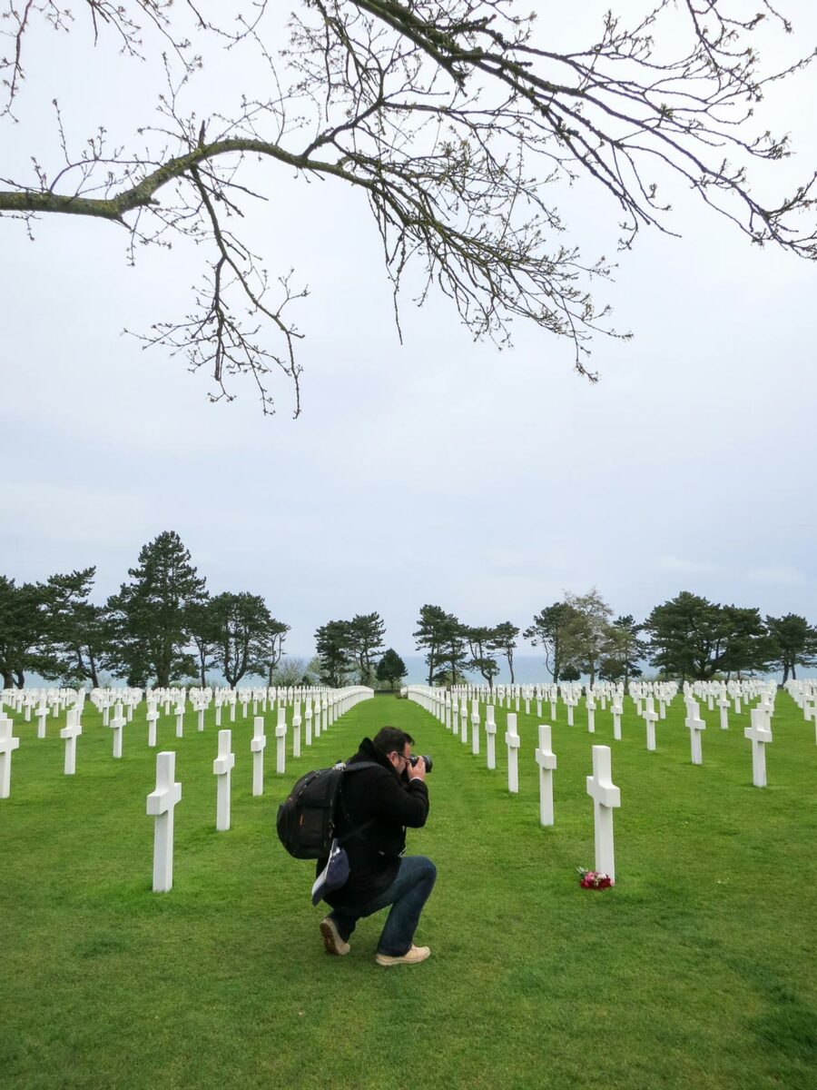 Le photographe rendant hommage en capturant une image dans le cimetière américain de Colleville-sur-Mer