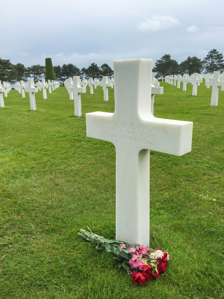 Tombe d’un soldat américain ornée de fleurs fraîches à Colleville-sur-Mer