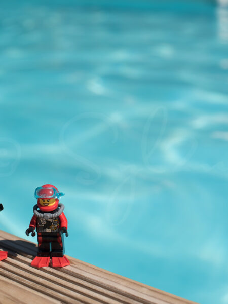 Lego Plongeur au bord de la piscine