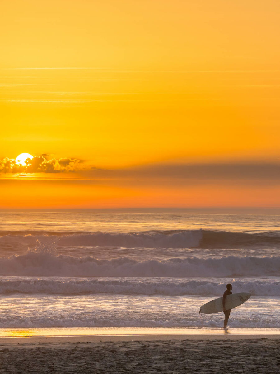 Surfeurs et coucher de soleil
