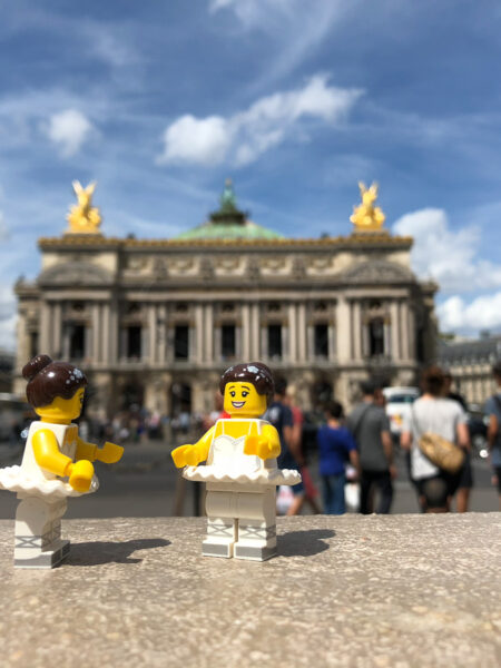 Danseuses Lego face à l'opéra Garnier
