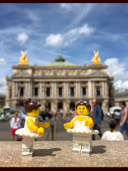 Danseuses Lego face à l'opéra Garnier