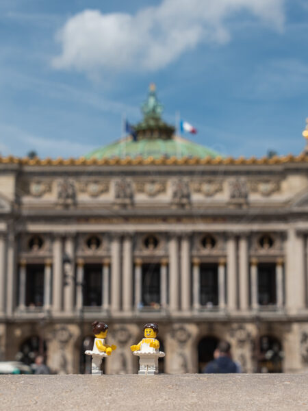Danseuses Lego face à l'opéra Garnier