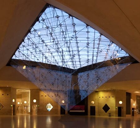 Louvre Paris vu du dessous
