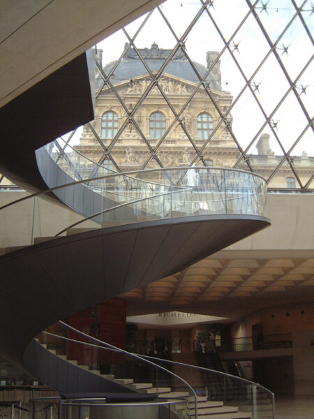 Escalier à l'intérieur du Louvre Paris