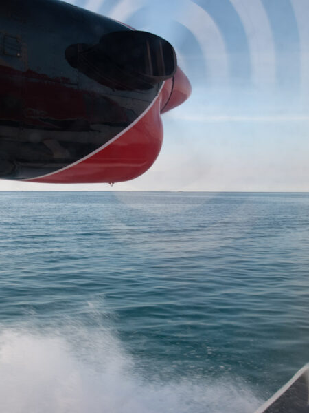 Vue par le hublot d'un hydravion