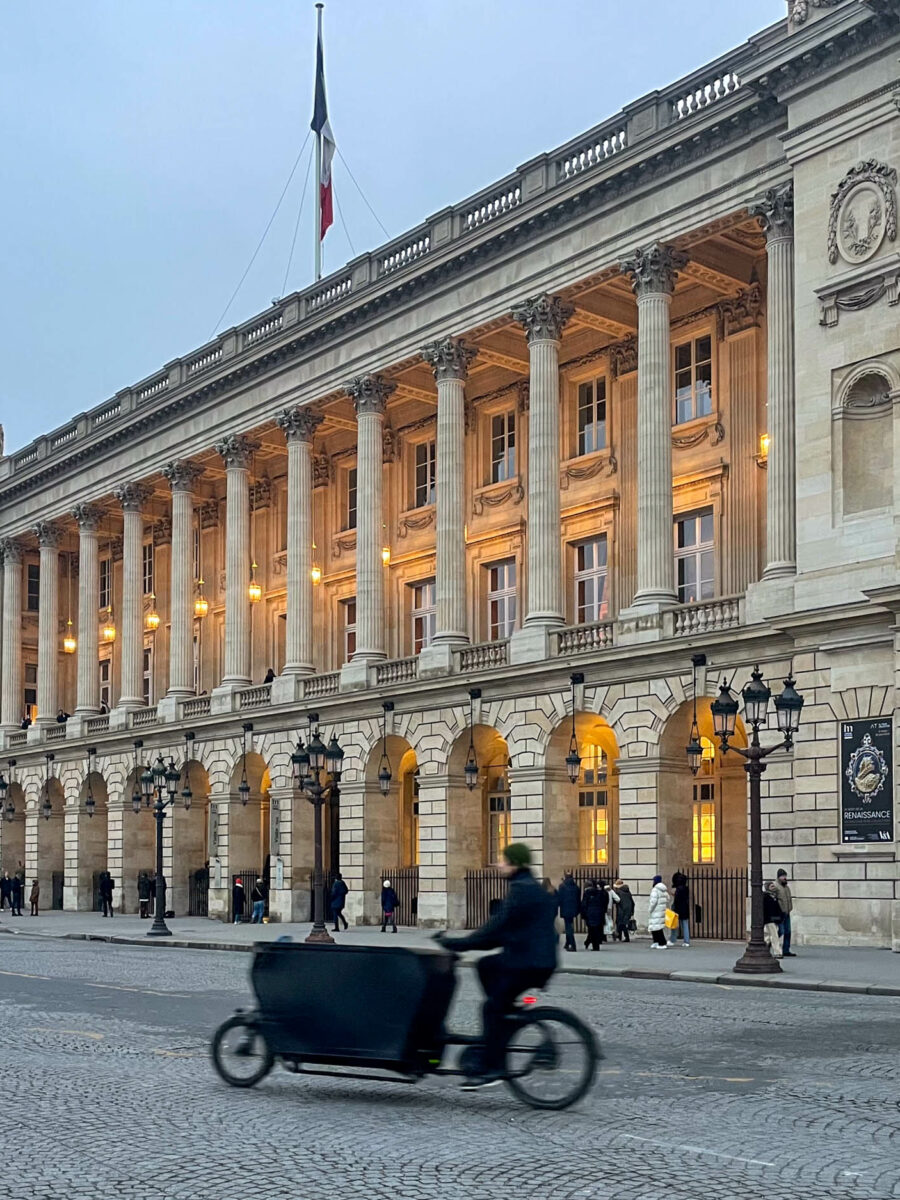 Vélo cargo devant l'Hôtel de la Marine.