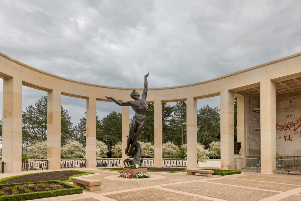 Statue de la jeunesse américaine et colonnade du mémorial du cimetière de Colleville-sur-Mer