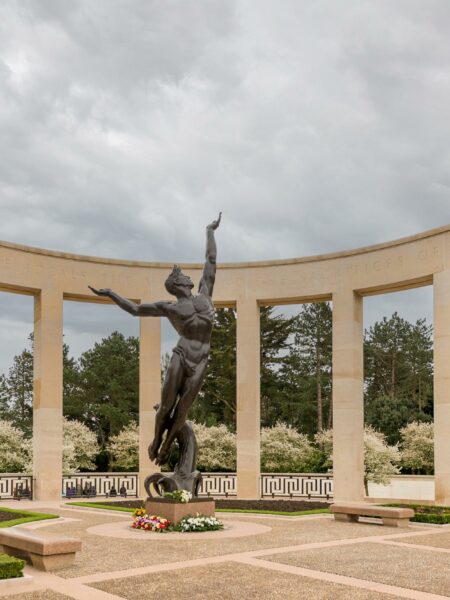 Statue de la jeunesse américaine et colonnade du mémorial du cimetière de Colleville-sur-Mer
