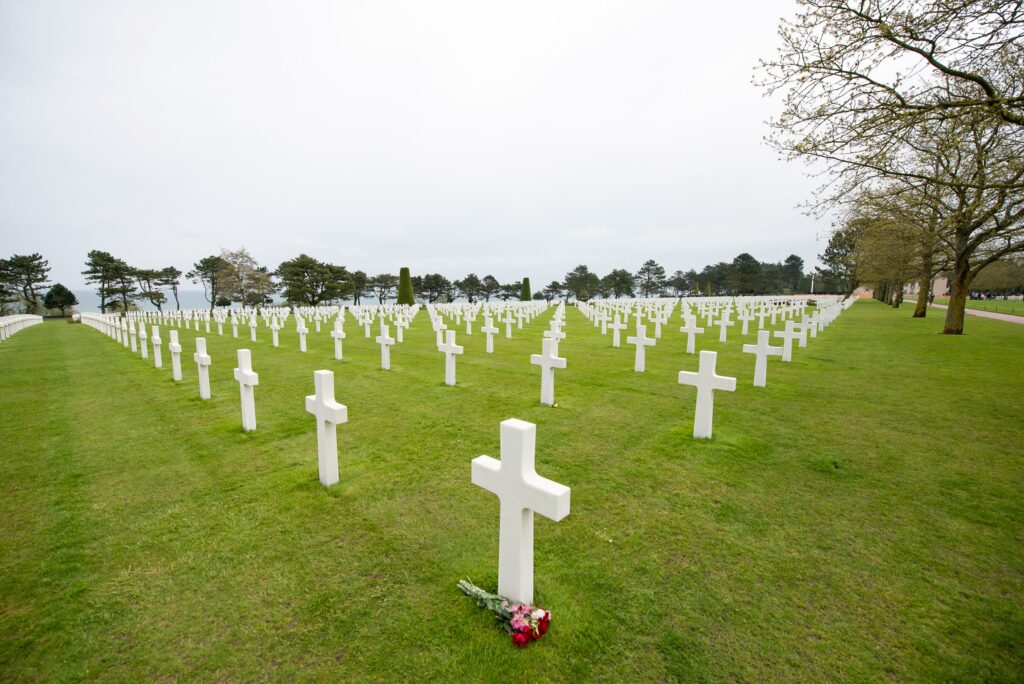 Croix blanche ornée d'une rose dans le Cimetière Américain de Colleville-sur-Mer