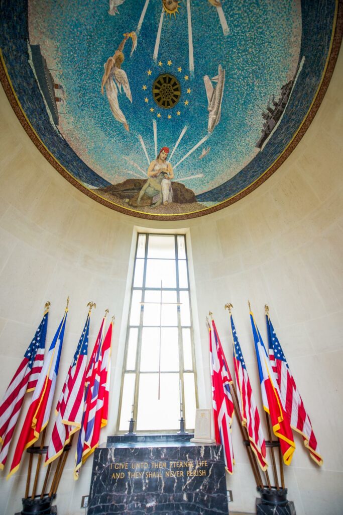 Mosaïque et drapeaux américains dans le mémorial du cimetière de Colleville-sur-Mer