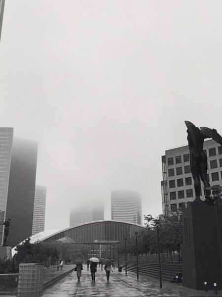 Ombres urbaines sous la brume