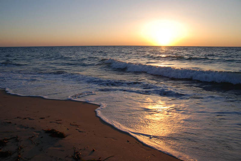 Le soleil couchant et la mer