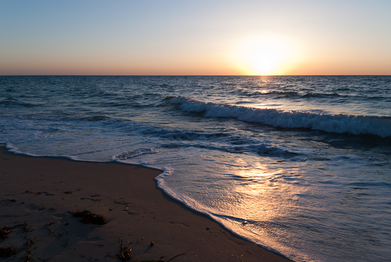 Le soleil couchant et la mer