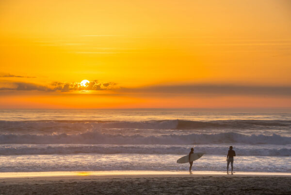 Surfeurs et coucher de soleil