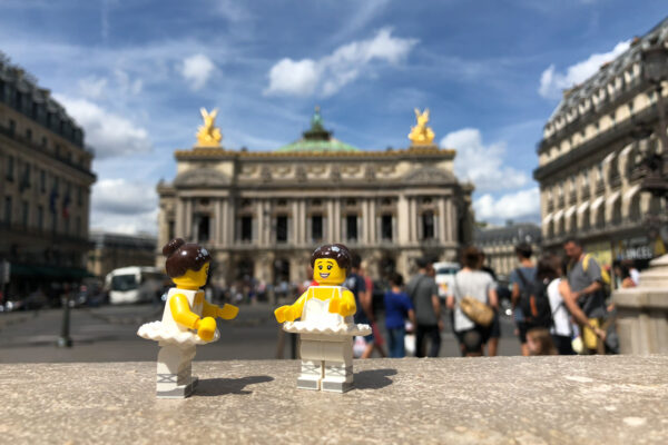 Danseuses Lego face à l'opéra Garnier