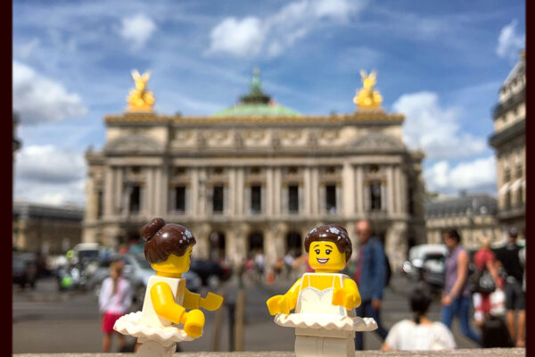 Danseuses Lego face à l'opéra Garnier