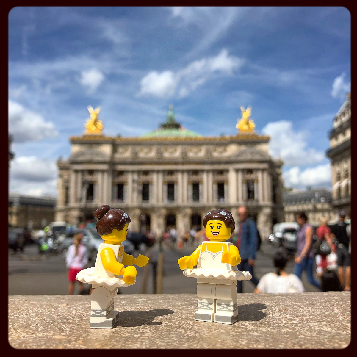 Danseuses Lego face à l'opéra Garnier