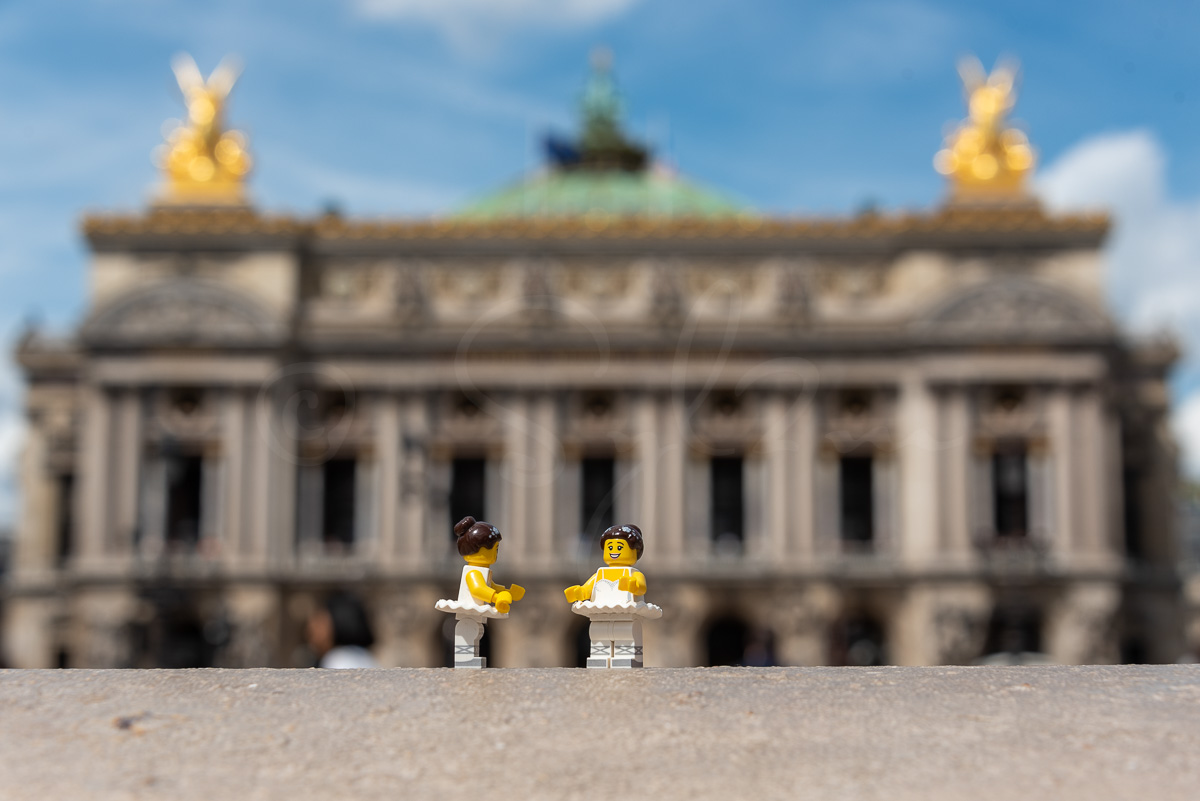 Danseuses Lego face à l'opéra Garnier