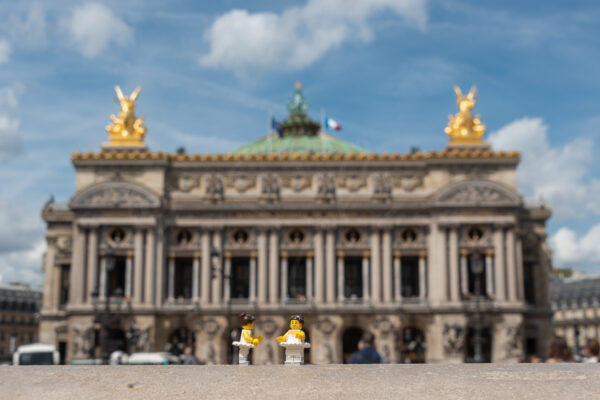 Danseuses Lego face à l'opéra Garnier